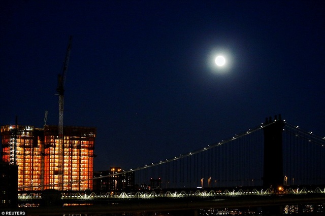 Mặt trăng tháng 11 xuất hiện trên cầu Manhattan, New York, Mỹ.