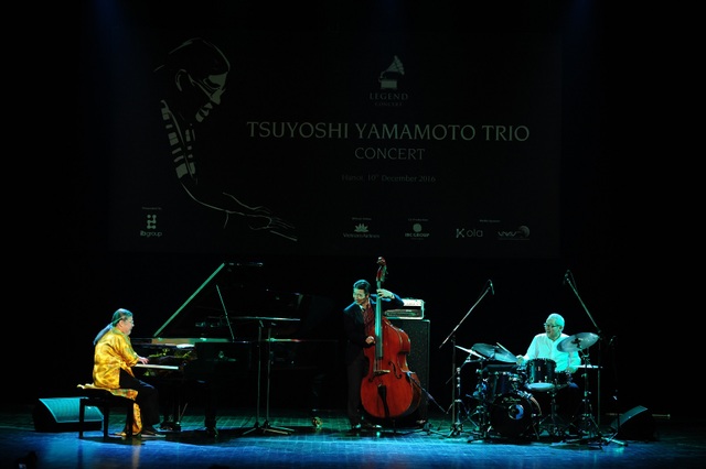 Huyền thoại nhạc Jazz người Nhật Tsuyoshi Yamamoto (áo vàng)