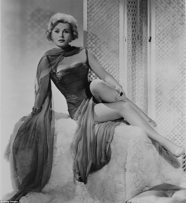 Minh tinh nổi tiếng với 9 cuộc hôn nhân qua đời ở tuổi 99 - 4 Zsa Zsa Gabor với vẻ đẹp gợi cảm và những phát ngôn táo bạo, được xem là một “biểu tượng sex” của màn bạc hồi thập niên 1950. Sau thời kỳ hoàng kim của Zsa Zsa Gabor là sự xuất hiện của Marilyn Monroe.