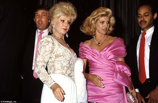 Zsa Zsa Gabor thường xuất hiện trong các sự kiện tiệc tùng đình đám của Hollywood. Bà là người vui vẻ và hướng ngoại. Bức ảnh được chụp năm 1988 tại một sự kiện có sự xuất hiện của ông Donald Trump (ngoài cùng bên trái) và vợ của ông khi đó - bà Ivana Trump (váy hồng).