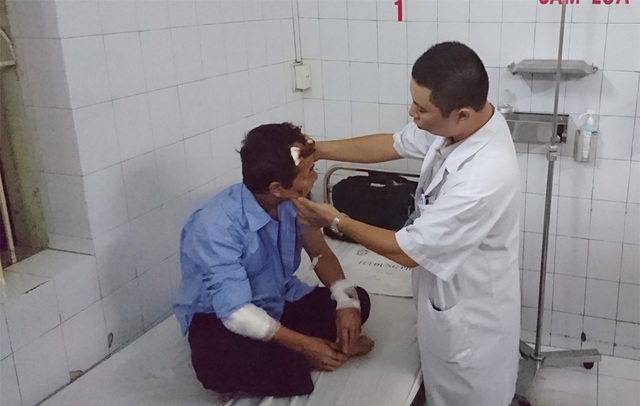 Vụ lật xe trên cao tốc làm 2 người chết: Xe chạy tốc độ bao nhiêu? - 3 Ông Trần Thanh Bình đang được các bác sĩ Bệnh viện Bạch Mai chăm sóc vết thương vùng đầu và tay.