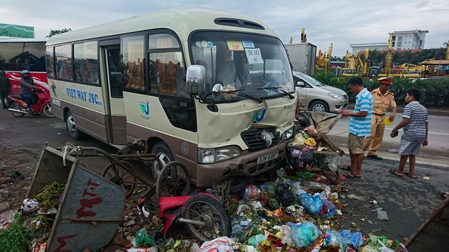 Hà Nội: Xe khách “nghiền nát” 3 xe máy, 2 xe rác - 1 Lực lượng CSGT đã có mặt để xử lý vụ việc.