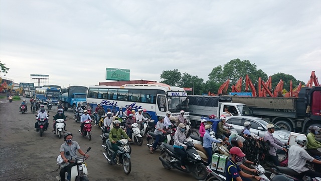 Hà Nội: Xe khách “nghiền nát” 3 xe máy, 2 xe rác - 3 Quốc lộ 5 ùn tắc cục bộ tại thời điểm xảy ra tai nạn.