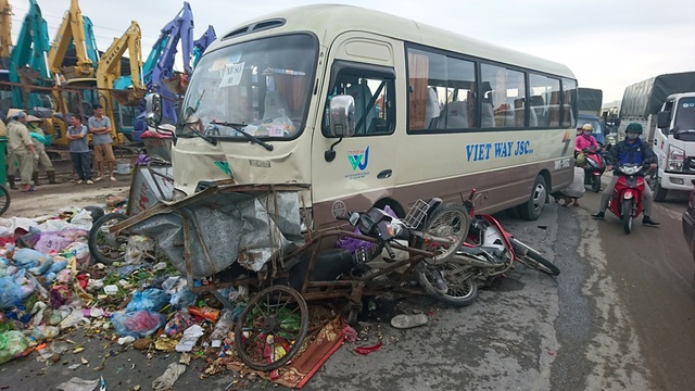 Hà Nội: Xe khách “nghiền nát” 3 xe máy, 2 xe rác - 2 3 xe máy và 2 xe chở rác bị ô tô khách nghiền nát.