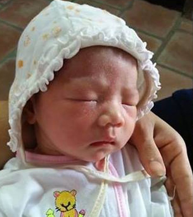 Hà Nội: Bé sơ sinh bị bỏ rơi kèm phong bì tiền - 1
Bé gái sơ sinh bị bỏ rơi tại chùa Phú Nhi (Ảnh: Người dân cung cấp).