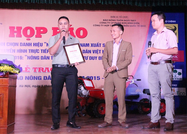 Đã tìm ra 63 ứng viên sáng giá nhận danh hiệu "Nông dân Việt Nam xuất sắc" - 3 Tác giả Trần Dũng (bìa trái) đoạt giải Nhất với tác phẩm “Máy nông nghiệp 12 trong 1 made in Tạ Đình Huy”.