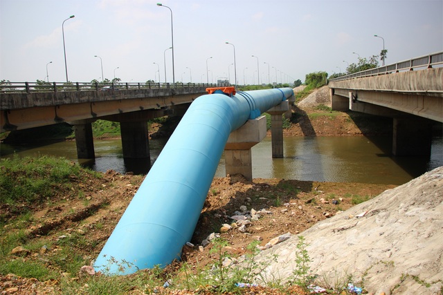 Nước sạch sông Đà: Đường số 1 “ốm yếu”, đường số 2 dang dở - 6 Một đoạn tuyến ống thép của Dự án đường ống dẫn nước số 2 qua sông Tích.