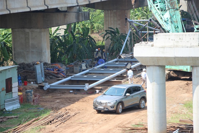 Nước sạch sông Đà: Đường số 1 “ốm yếu”, đường số 2 dang dở - 3 Công nhân đang tiến hành thi công đoạn ống thép vượt sông Đáy của Dự án đường nước sạch sông Đà 2.