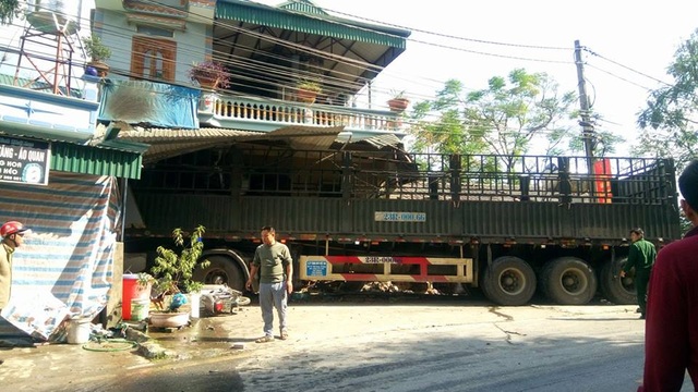 Xe tải đâm vào nhà dân, 2 mẹ con chết thảm - 1 Hiện trường vụ tai nạn (Ảnh: CTV cung cấp).