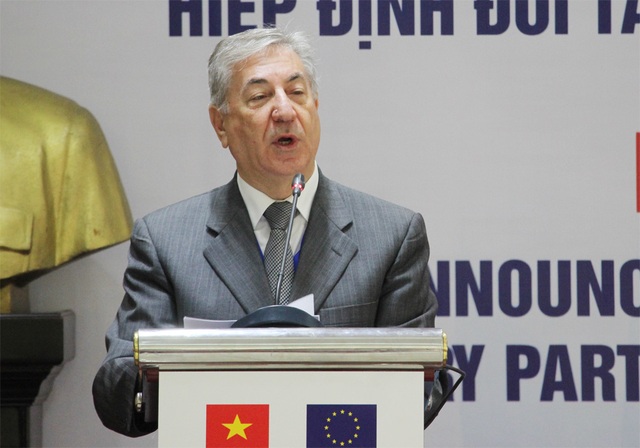 Ông Karmenu Vella phát biểu tại cuộc họp báo.