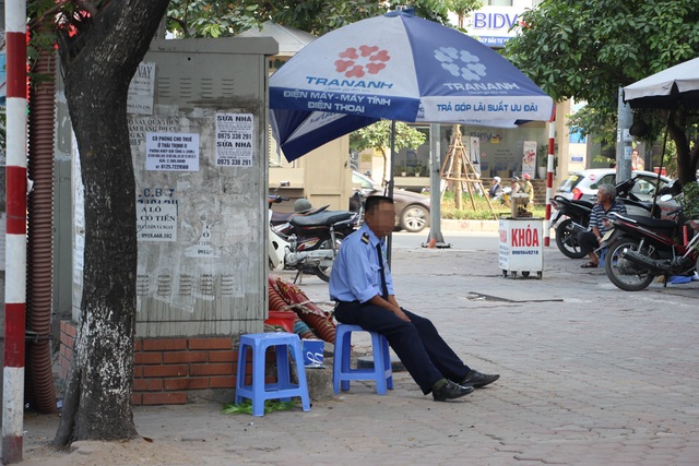 Nguy hiểm rình rập từ những bốt điện trên phố Hà Nội - 2
Người bảo vệ ngồi rất sát bốt điện trên phố Thái Hà.