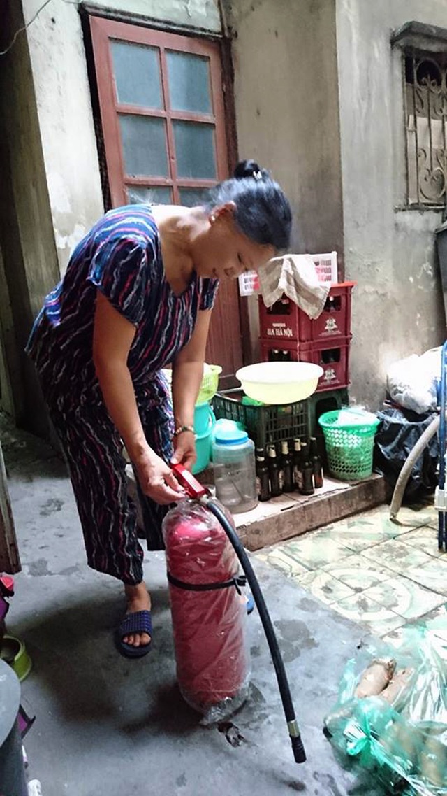 "Tròn mắt" chứng kiến người phụ nữ một mình chữa cháy trên phố - 2
Bà Huệ cho biết, gia đình bà được UBND phường Hàng Gai (Hoàn Kiếm, Hà Nội) trang bị cho chiếc bình cứu hỏa mini, đó cũng là chiếc bình cứu hỏa mà bà dùng để dập tắt đám cháy từ chiếc xe máy trên phố Hàng Nón chiều qua (21/11).