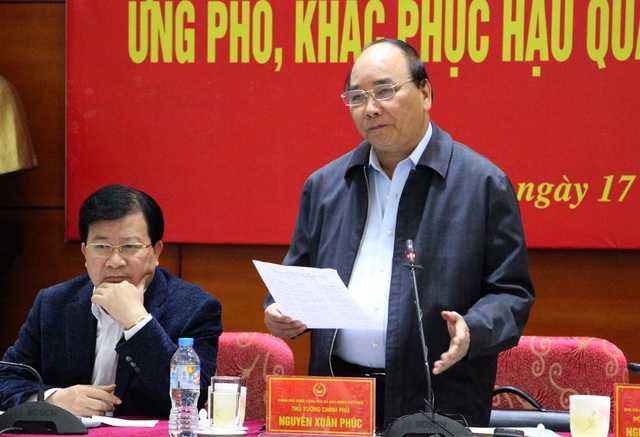 Thủ tướng: “Không để dân đói khát, bệnh tật vì mưa lũ” - 3 Thủ tướng Nguyễn Xuân Phúc: Không được người dân vùng lũ nào bị đói, khát và bệnh tật.