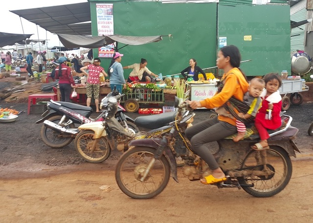Xe “mù” đại náo đường nông thôn - 3 Xe máy mù vẫn được người dân sử dụng để lưu thông trên các trục đường chính