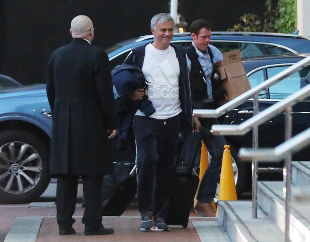 Mourinho làm việc cật lực trước trận chiến với Leicester City - 1 Mourinho trở về khách sạn Lorwy sau 12 tiếng làm việc
