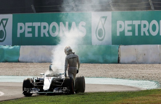 Xe của Lewis Hamilton bất ngờ bốc cháy ở đường đua Malaysia - 4 Xe của Lewis Hamilton bất ngờ bốc cháy ở đường đua Malaysia - 4
