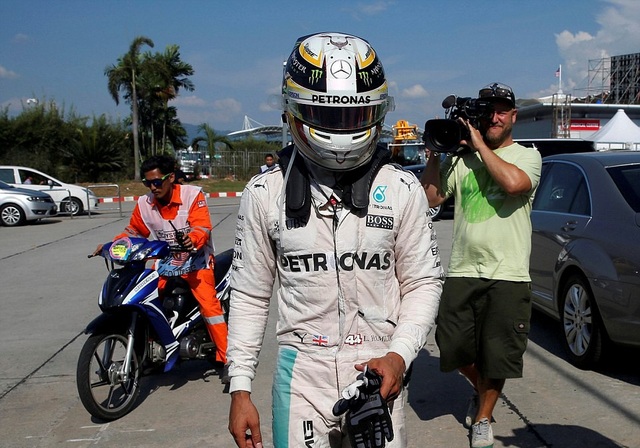 Xe của Lewis Hamilton bất ngờ bốc cháy ở đường đua Malaysia - 5 Lewis Hamilton cho rằng đã có âm mưu chống lại mình