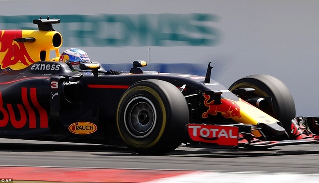 Xe của Lewis Hamilton bất ngờ bốc cháy ở đường đua Malaysia - 6 Daniel Ricciardo đã về nhất ở chặng đua Malaysia