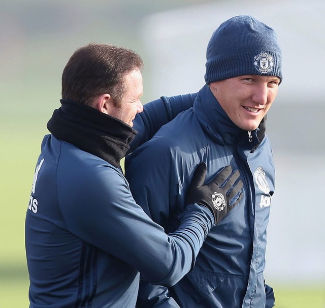 Schweinsteiger bất ngờ trở lại đội 1 của MU - 1 Schweinsteiger lần đầu trở lại tập luyện cùng đội 1 của MU sau thời gian dài