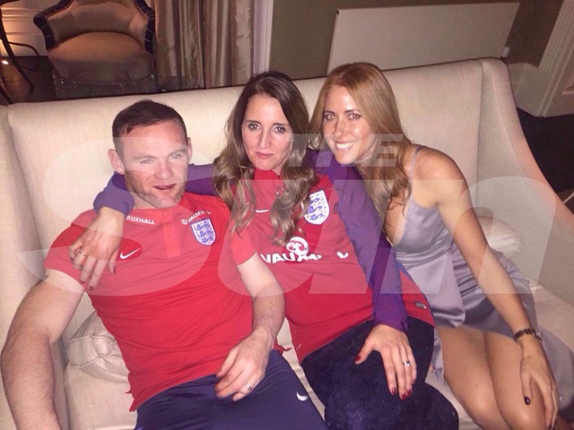 Chơi bời thâu đêm, Rooney lộ hình ảnh bê tha - 1 Wayne Rooney bên cạnh hai chân dài lạ mặt