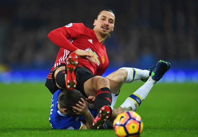 Bị tố chơi xấu, Ibrahimovic đối diện với án phạt nặng - 1 Gót chân của Ibrahimovic đã chạm vào mặt của Coleman