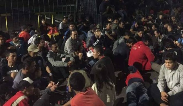 Hãi hùng cảnh tượng chen lấn mua vé xem chung kết AFF Cup ở Indonesia - 1 Nhiều CĐV Indonesia đã chầu trực mua vé từ tối hôm trước