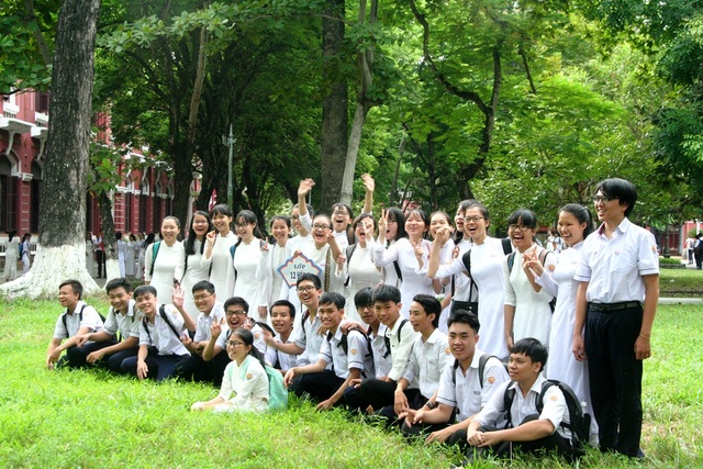 Học sinh Quốc học Huế háo hức mời thầy cô chụp ảnh lưu niệm ngày khai trường - 6 Phạm vi chụp ảnh từ sân trường, bãi cỏ, tượng đài Nguyễn Tất Thành...