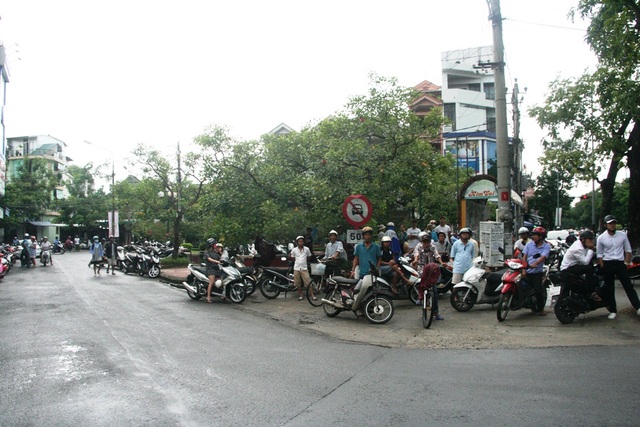 Người dân ở góc đường Phan Bội Châu giao Nguyễn Huệ theo dõi sự việc