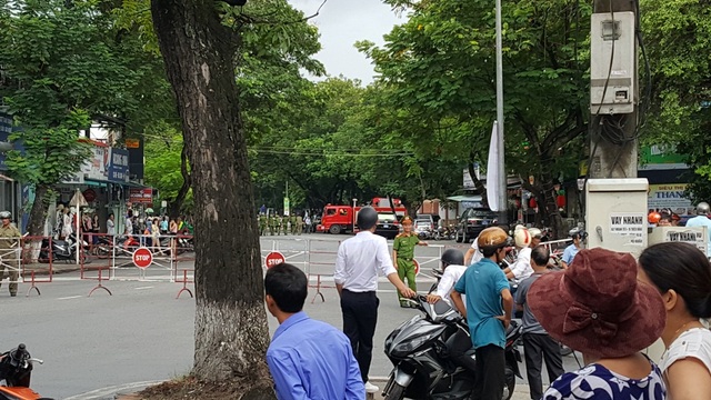 TP Huế:Vụ cưỡng chế chặn 4 ngả đường, người dân và du khách bất ngờ - 9
