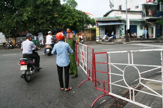 Một người dân xin vào nhà ở đường Nguyễn Huệ sau chốt chặn này vài mét nhưng không được