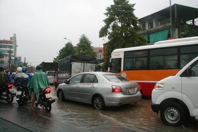 Mưa cực lớn, Huế ngập thành "sông" - 7 Dòng xe kẹt cứng ở Ngoẹo Giàng Xay