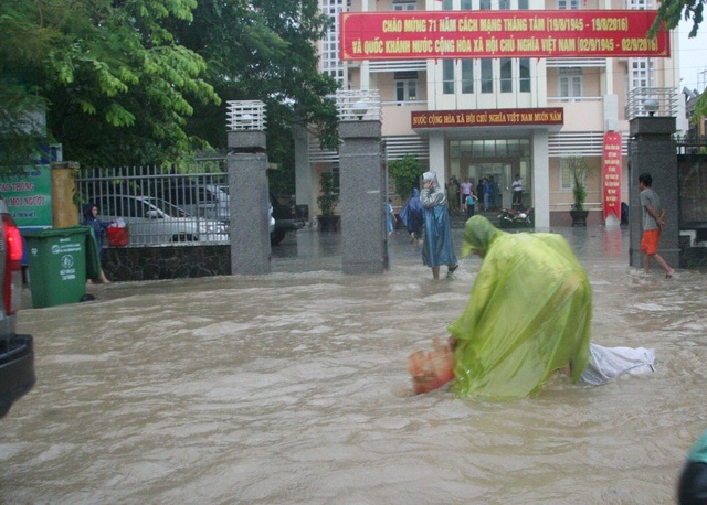 Mưa cực lớn, Huế ngập thành "sông" - 9 Một người vấp té giữa dòng nước trước mặt UBND phường An Cựu, TP Huế