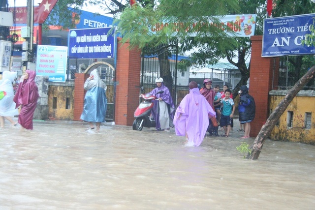 Mưa cực lớn, Huế ngập thành "sông" - 12 Học sinh được cho về sớm tại trường Tiểu học An Cựu