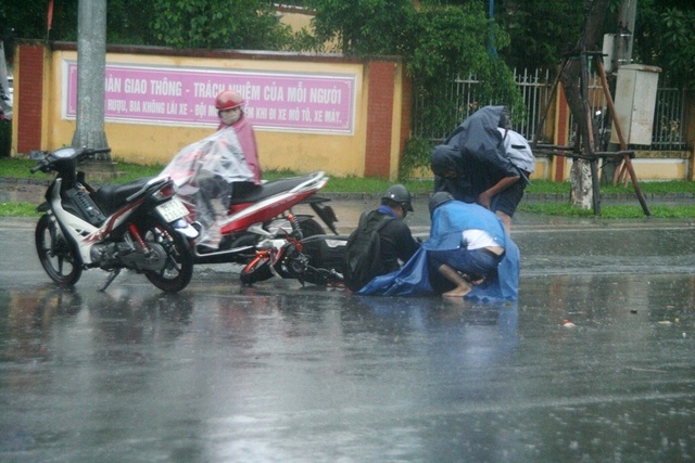 Mưa cực lớn, Huế ngập thành "sông" - 21 Hai học sinh bị té xe giữa góc đường Hai Bà Trưng giao Đống Đa
