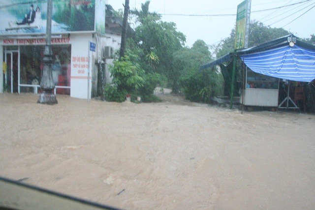 Mưa cực lớn, Huế ngập thành "sông" - 2 Nước chảy cuộn vào một hẻm xóm trên Quốc lộ 1A