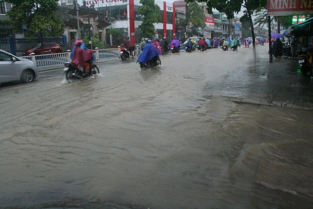Mưa cực lớn, Huế ngập thành "sông" - 6 Mưa cực lớn, Huế ngập thành "sông" - 6
