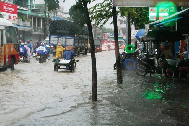 Mưa cực lớn, Huế ngập thành "sông" - 8 Nước chuẩn bị tràn vào một nhà dân bên quốc lộ