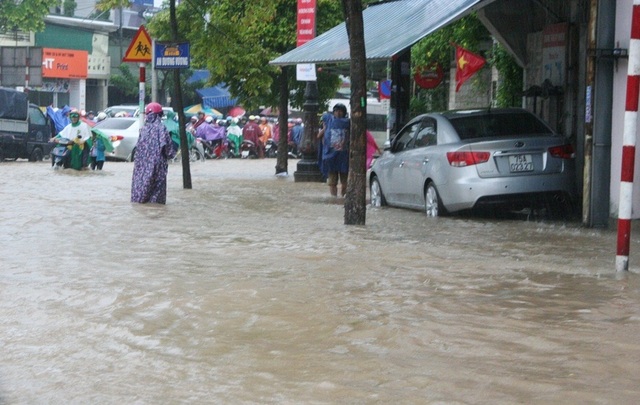 Mưa cực lớn, Huế ngập thành "sông" - 10 Mưa cực lớn, Huế ngập thành "sông" - 10