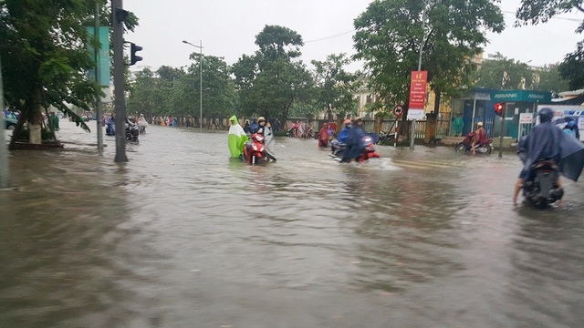 Mưa cực lớn, Huế ngập thành "sông" - 15 Nước ngập ở ngã tư Nguyễn Huệ - Lý Thường Kiệt