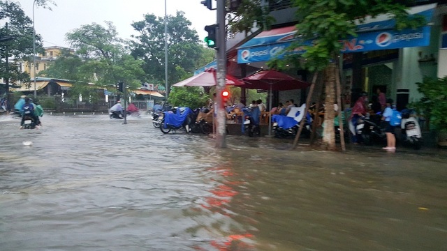 Mưa cực lớn, Huế ngập thành "sông" - 14 Mưa cực lớn, Huế ngập thành "sông" - 14
