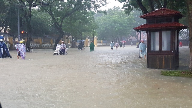 Mưa cực lớn, Huế ngập thành "sông" - 18 Đường Phan Bội Châu