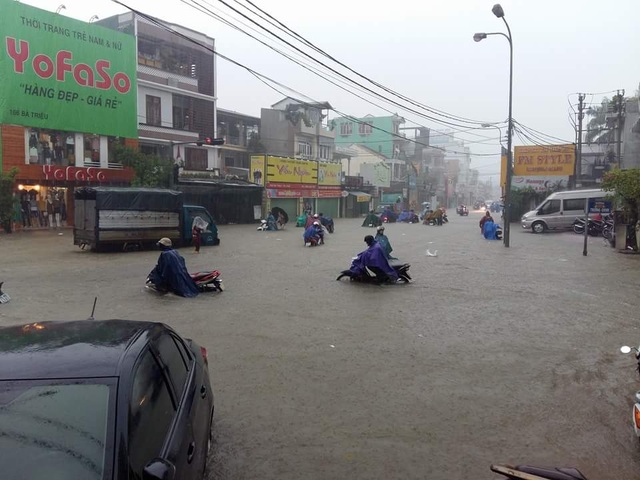 Mưa cực lớn, Huế ngập thành "sông" - 13 Biển nước tại đường Bà Triệu giao với Trường Chinh (ảnh: N.P)