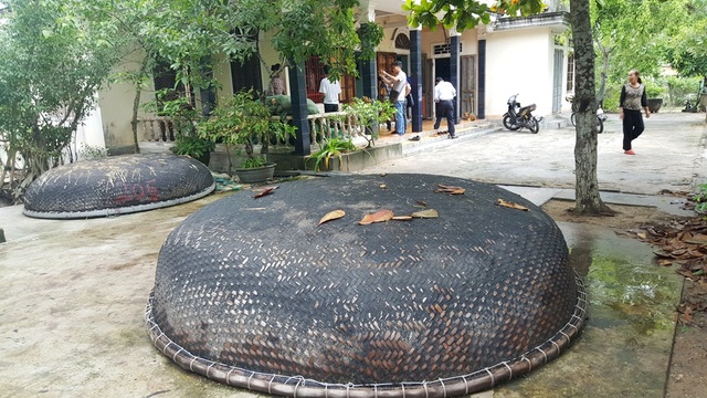 Lúng túng việc kê khai đối tượng thiệt hại do ô nhiễm biển miền Trung - 1 Các thuyền bè nằm đắp chiếu không đi biển được vì nguồn hải sản ô nhiễm tại xã Lộc Vĩnh, huyện Phú Lộc, tỉnh Thừa Thiên Huế