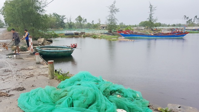 Lúng túng việc kê khai đối tượng thiệt hại do ô nhiễm biển miền Trung - 5 Các ngư lưới cụ, thuyền bè đã từ lâu xa biển làm đời sống người dân ở đây rất cực khổ vì có nhiều hộ sống dựa vào biển