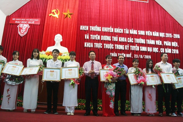 Khen thưởng 15 thủ khoa Đại học Huế 2016 - 3 15 thủ khoa vui mừng nhận bằng khen và phần thưởng động viên của Đại học Huế năm học mới đầu tiên quãng đời đại học