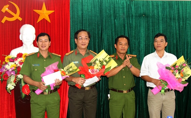 Thưởng nóng các đơn vị triệt phá đường dây cá độ bóng đá qua mạng lớn nhất Huế - 2 Đại tá Đặng Ngọc Sơn, Phó Giám đốc Công an tỉnh Thừa Thiên Huế (thứ 2 từ phải qua) trao thưởng nóng các đơn vị phá án vụ cá độ bóng đá qua mạng 200 tỉ đồng (ảnh: QH)