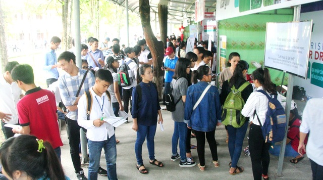 TP Huế: Hơn 1.500 SV chăn nuôi thú y Huế tham dự ngày hội định hướng nghề - 1
Sinh viên tham gia Ngày hội định hướng và cơ hội việc làm ngành chăn nuôi thú y lần 2