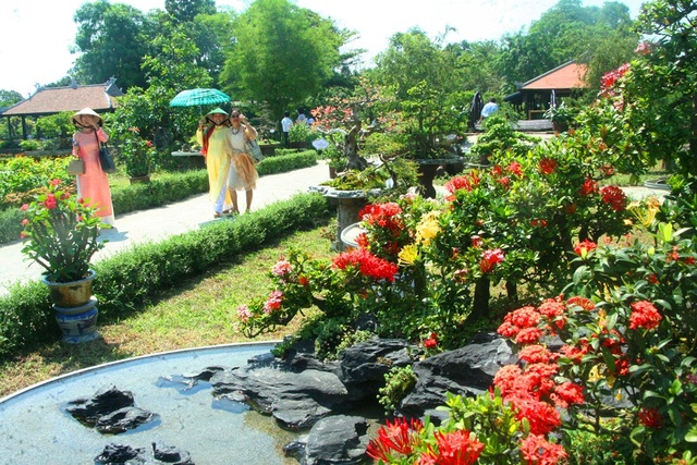 Bài 2: “Tuyệt tác” vườn Thượng uyển trong Kinh thành Huế - 18 Nhiều tiểu cảnh, hòn non bộ đan xen hoa thơm cỏ lạ 3 miền làm cho vườn Cơ Hạ trở nên một nơi đáng phải xem khi du khách vào thăm Đại Nội Huế