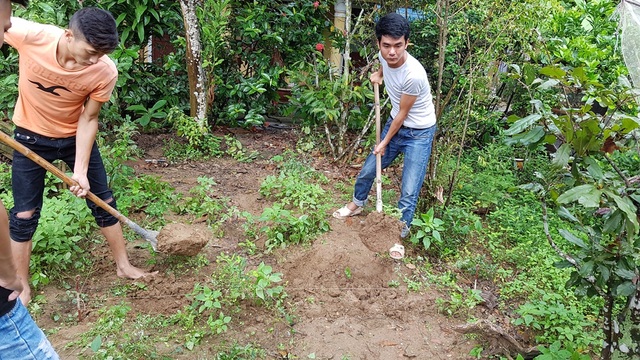 Đào 3 hố khảo cổ đầu tiên tìm dấu tích lăng mộ Quang Trung và cung điện Đan Dương - 3 Việc đào bới được tiến hành cẩn thận