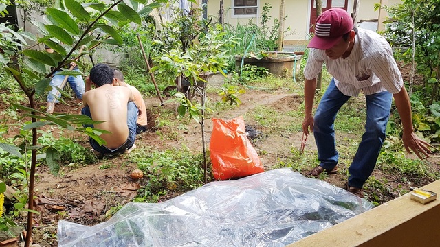 Đào 3 hố khảo cổ đầu tiên tìm dấu tích lăng mộ Quang Trung và cung điện Đan Dương - 10 Giăng lớp nylon để chứa mẫu vật